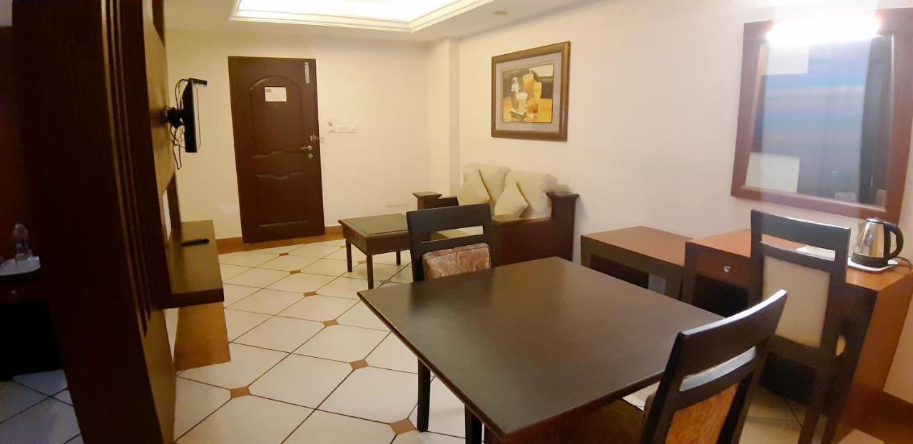 Emarald Hotel Cochin Kochi Exteriör bild