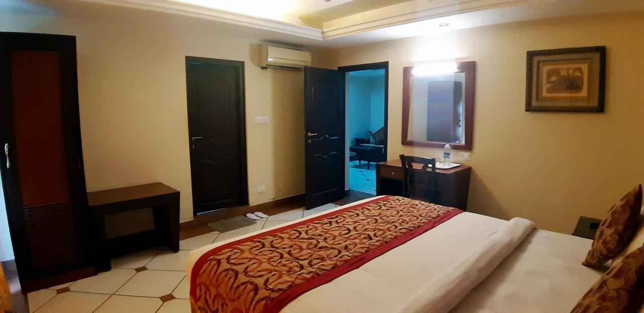 Emarald Hotel Cochin Kochi Exteriör bild