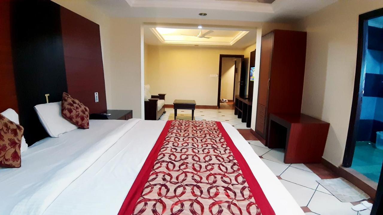 Emarald Hotel Cochin Kochi Exteriör bild