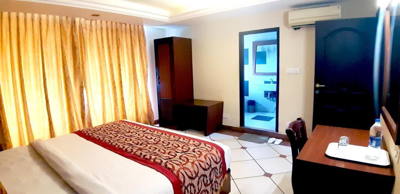 Emarald Hotel Cochin Kochi Exteriör bild