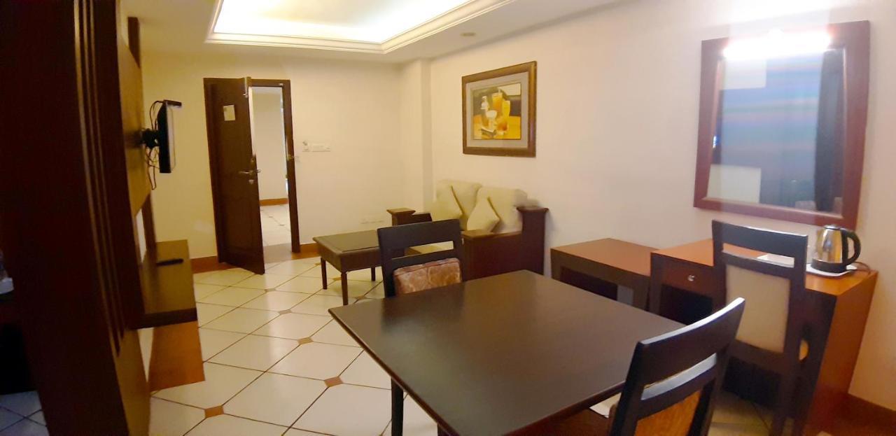 Emarald Hotel Cochin Kochi Exteriör bild