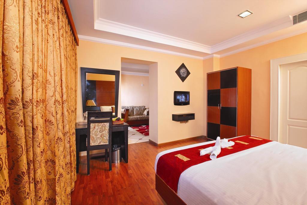 Emarald Hotel Cochin Kochi Exteriör bild