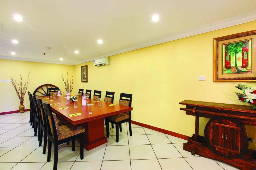 Emarald Hotel Cochin Kochi Exteriör bild
