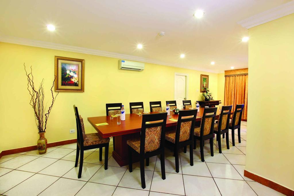 Emarald Hotel Cochin Kochi Exteriör bild