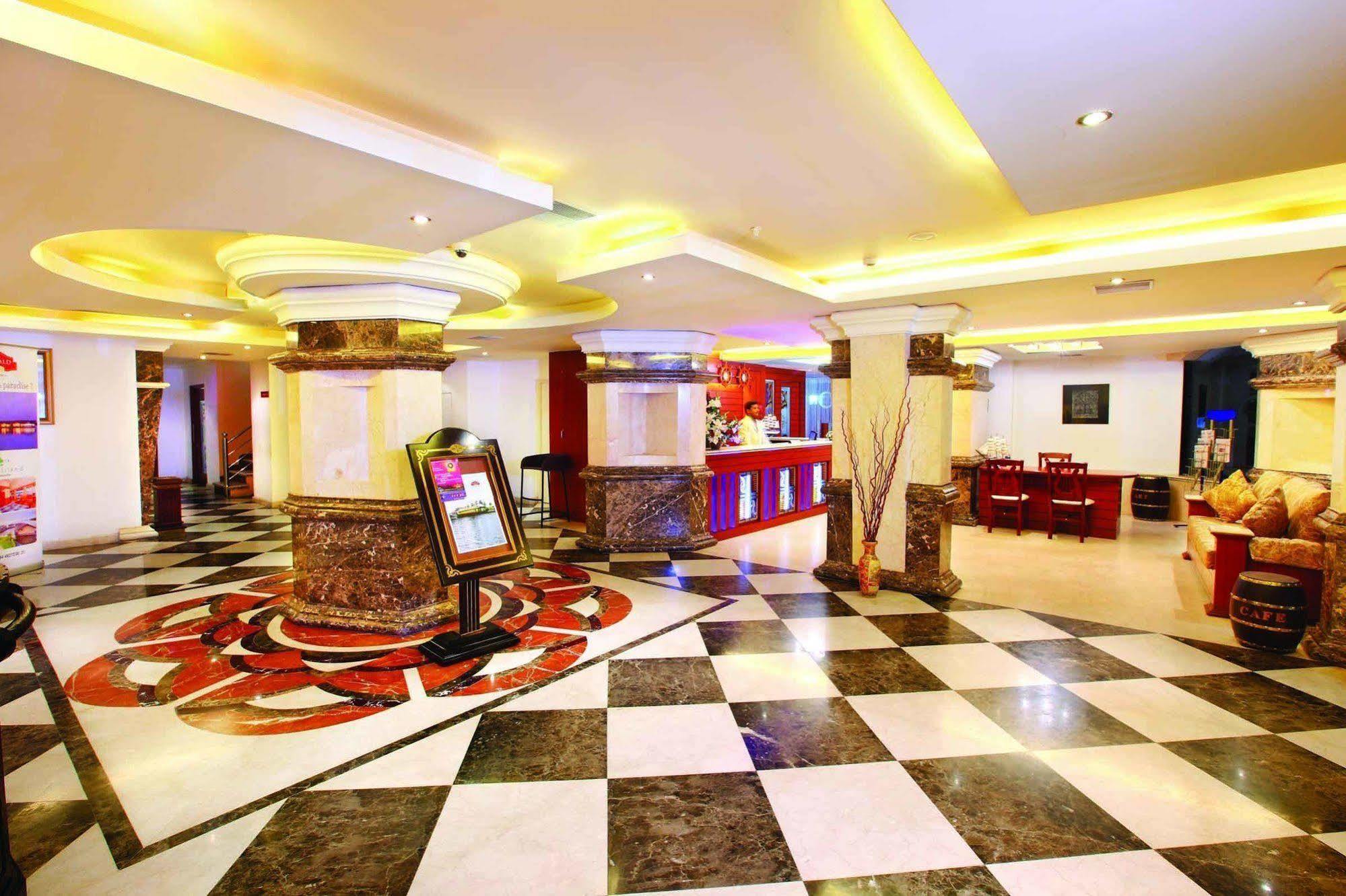 Emarald Hotel Cochin Kochi Exteriör bild