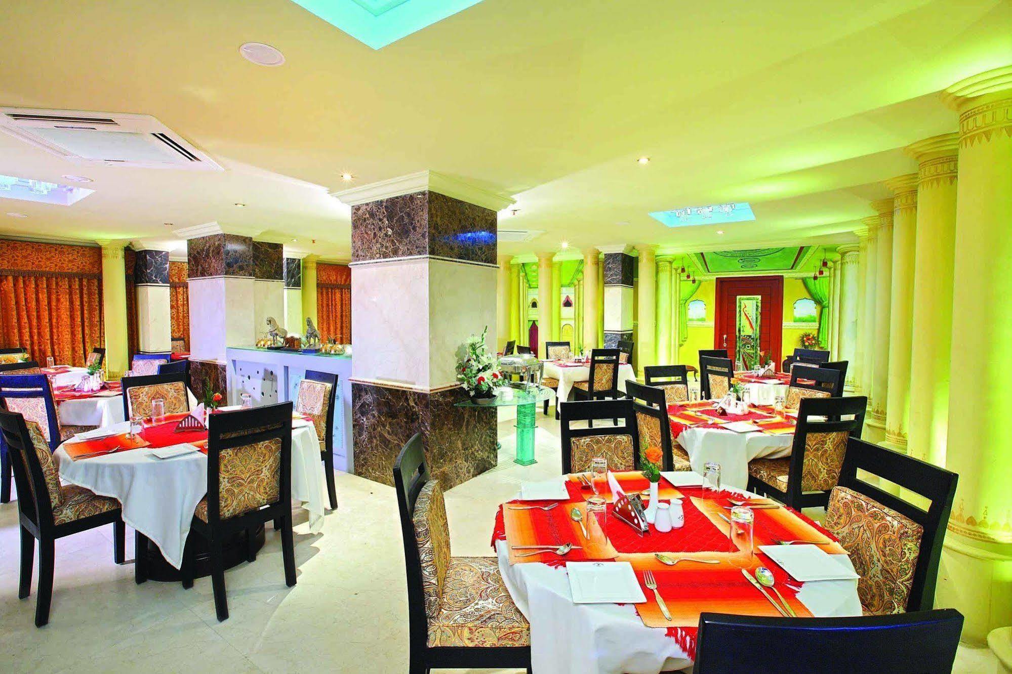 Emarald Hotel Cochin Kochi Exteriör bild