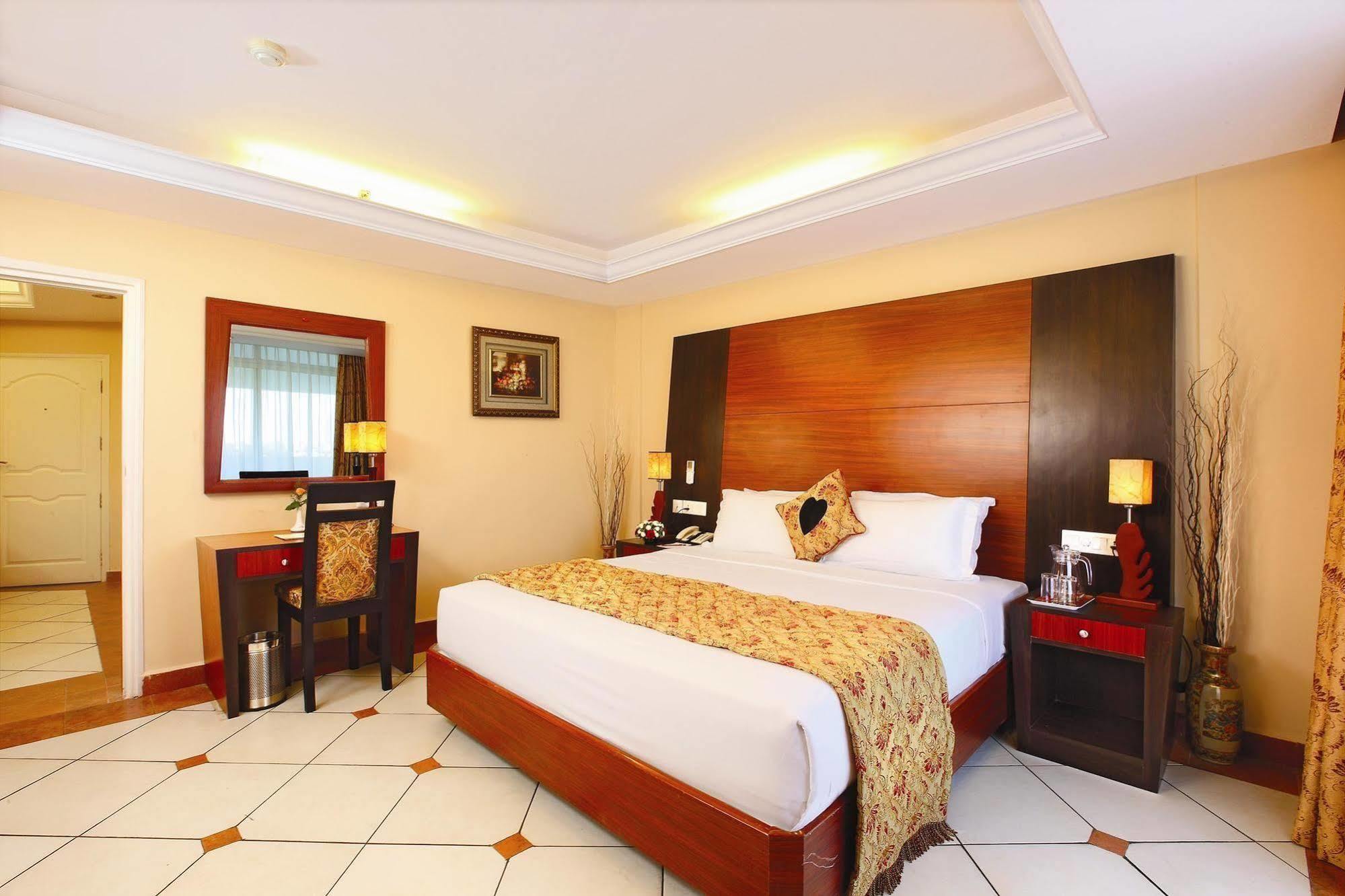 Emarald Hotel Cochin Kochi Exteriör bild