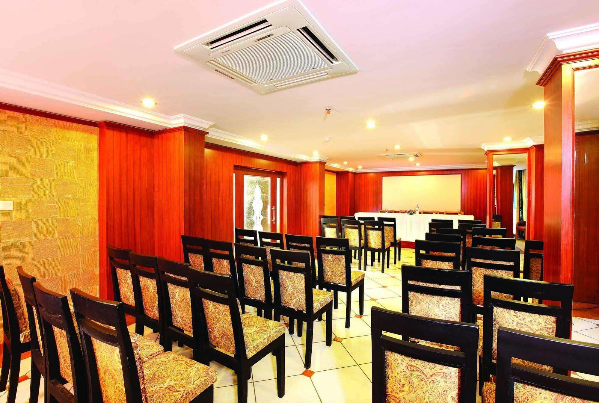 Emarald Hotel Cochin Kochi Exteriör bild
