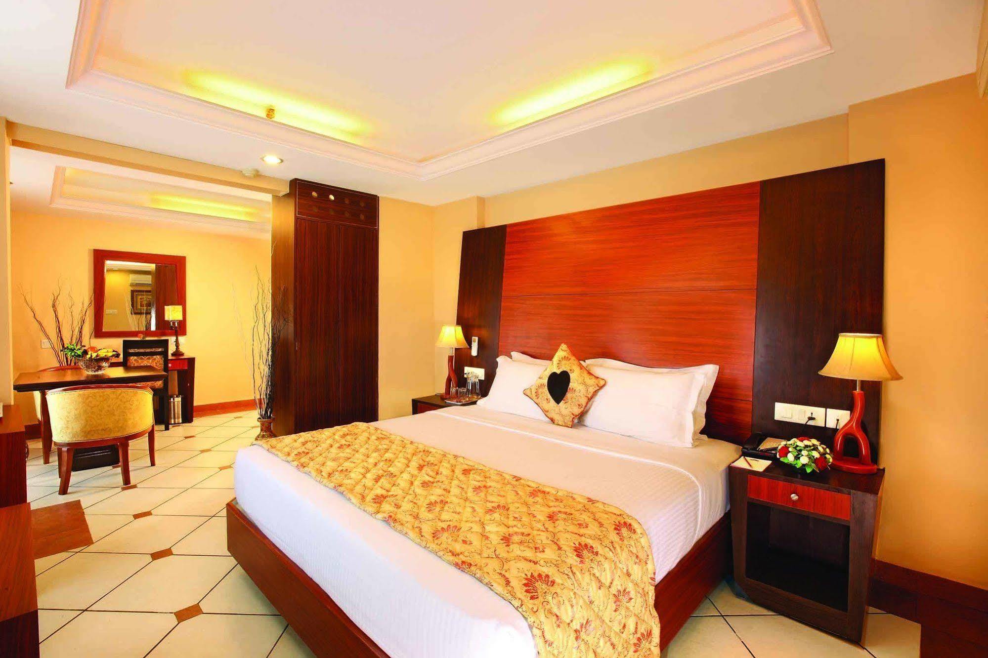 Emarald Hotel Cochin Kochi Exteriör bild