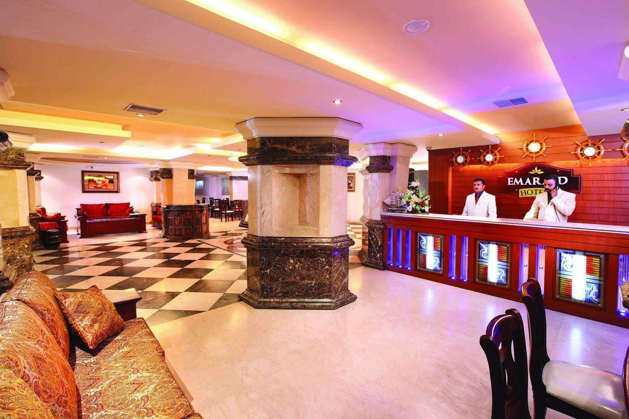 Emarald Hotel Cochin Kochi Exteriör bild