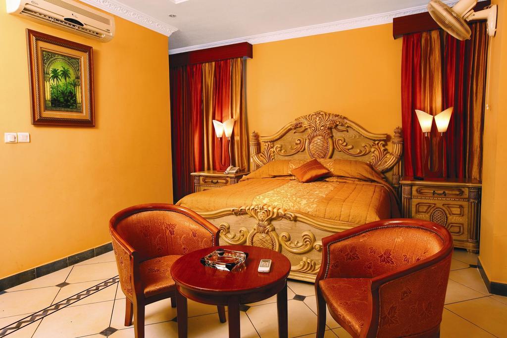 Emarald Hotel Cochin Kochi Exteriör bild